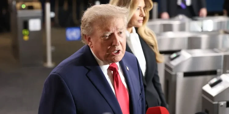 Trump afirma que Estados Unidos ha recibido un millón de barriles de petróleo de Venezuela