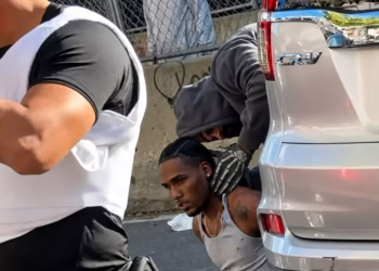 Dominicano sigue preso con presunta bala alojada en el cuello tras ser baleado por ICE